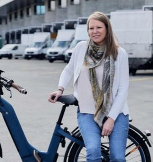 Anna Bory de Miloo sur un vélo électrique